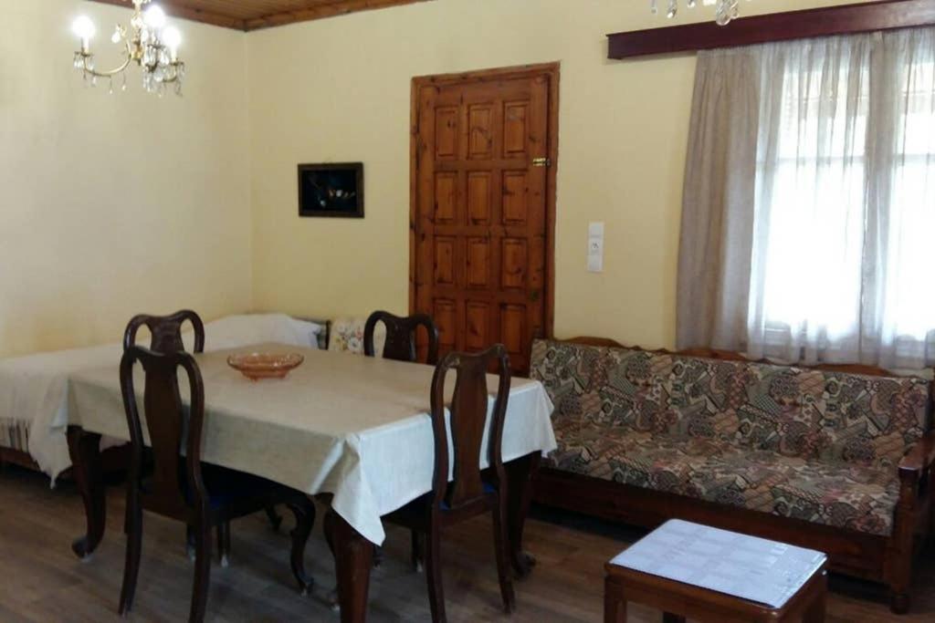 Traditional House With View Drymon Luaran gambar