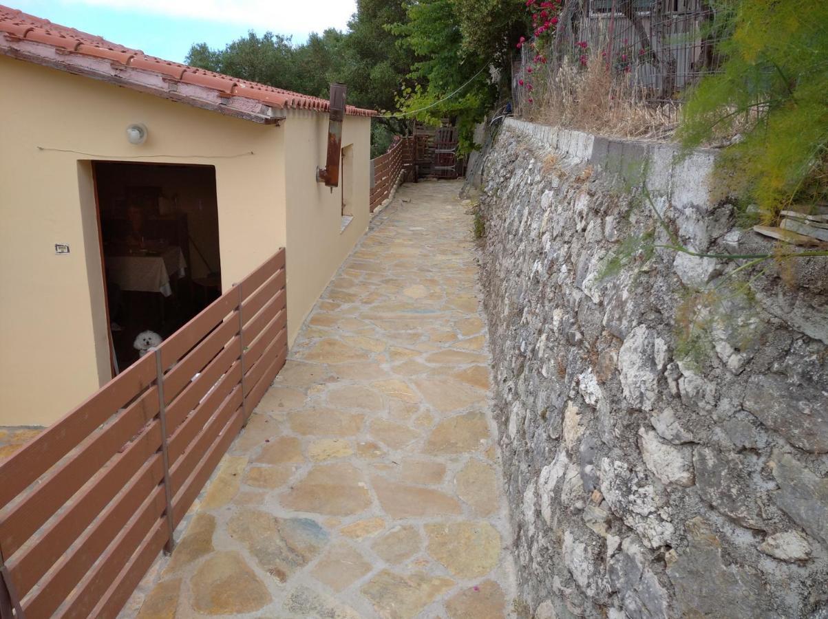 Traditional House With View Drymon Luaran gambar