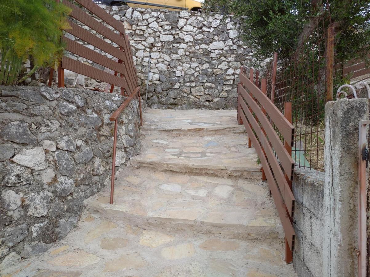 Traditional House With View Drymon Luaran gambar
